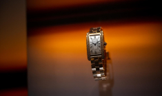 Une montre de la marque de luxe française Cartier, appartenant au groupe Richemont, exposée dans une vitrine le jour de l'ouverture du salon horloger "Montres et Merveilles Genève". Le 27 mars 2023 à Genève. ( AFP / FABRICE COFFRINI )