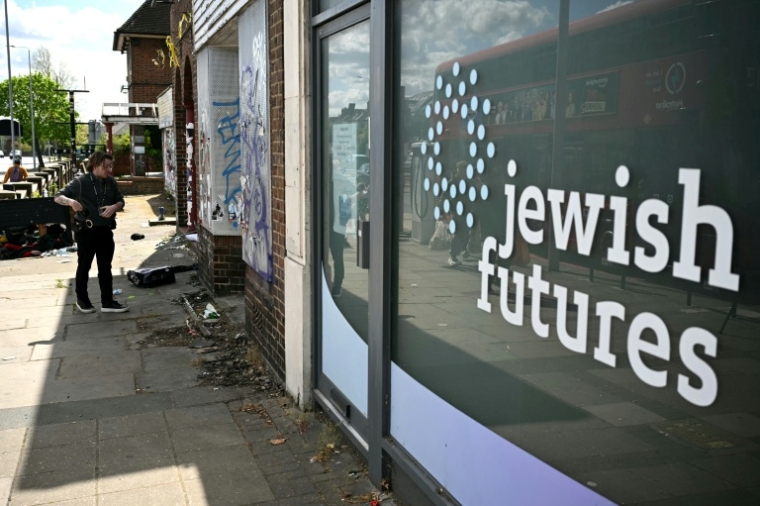 Un policier sur les lieux d'un incendie criminel qui a visé un local où était installée une organisation caritative juive, dans le nord-ouest de Londres, le 18 avril 2026 ( AFP / JUSTIN TALLIS )