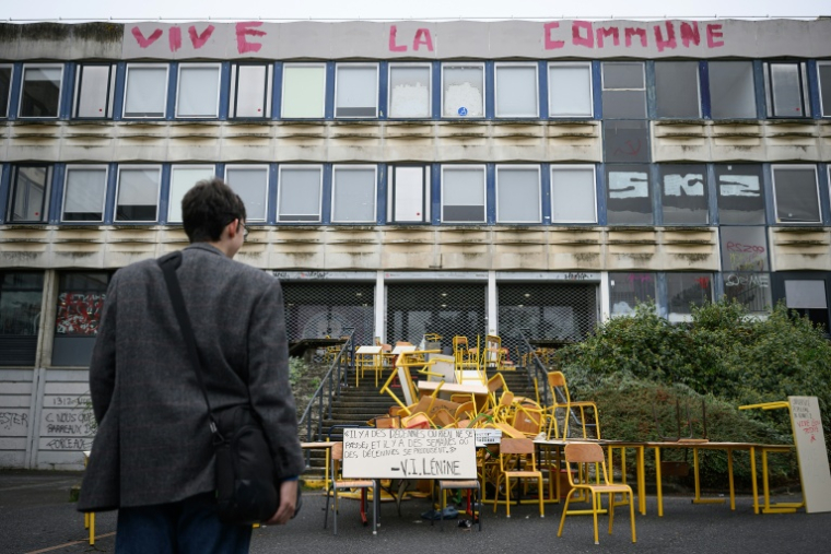 L'entrée d'un bâtiment de l'université Rennes 2 bloquée le 12 octobre 2026 à Rennes ( AFP / Loic VENANCE )