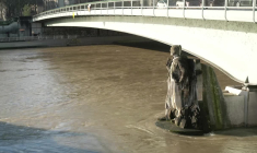 Crue de la Seine: le Zouave du pont de l'Alma a presque les pieds dans l'eau