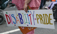 Marche à New York à l'appel de l'association des "Autistes adultes", le 19 octobre 2025 ( AFP / ANGELA WEISS )