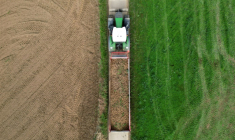 Vue aérienne d'une remorque remplie de pommes de terre près de Geer, dans l'est de la Belgique, le 26 septembre 2025 ( AFP / Nicolas TUCAT )