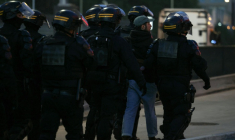 Des policiers arrêtent un manifestant après que des manifestants ont mis en place un barrage sur le périphérique à la porte d'Aubervilliers, lors d'une manifestation dans le cadre du mouvement de protestation "Bloquons tout", à Paris, le 10 septembre 2025 ( AFP / Alain JOCARD )