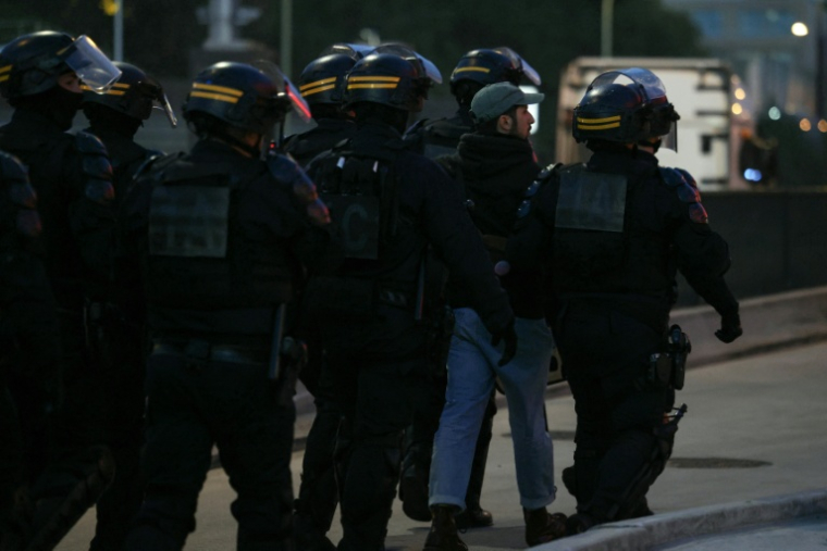 Des policiers arrêtent un manifestant après que des manifestants ont mis en place un barrage sur le périphérique à la porte d'Aubervilliers, lors d'une manifestation dans le cadre du mouvement de protestation "Bloquons tout", à Paris, le 10 septembre 2025 ( AFP / Alain JOCARD )