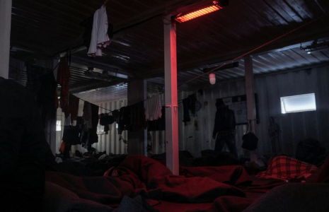 Photo d'archives : Des migrants attendent de débarquer, plusieurs semaines après leur sauvetage, à bord du navire de secours Ocean Viking, en mer Méditerranée