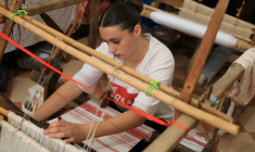 Rozana Gostorani travaille sur un métier à tisser dans un petit atelier à Dajc, dans la région de Zadrima, le 27 mai 2025 en Albanie ( AFP / Adnan Beci )
