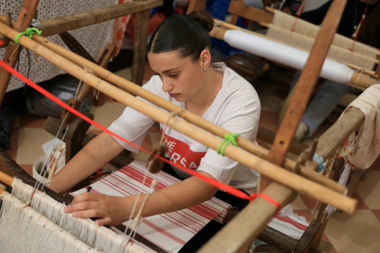 Rozana Gostorani travaille sur un métier à tisser dans un petit atelier à Dajc, dans la région de Zadrima, le 27 mai 2025 en Albanie ( AFP / Adnan Beci )