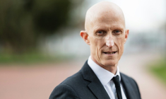 L’entrepreneur Timothée Durand, seul candidat au rachat du fabricant de verrerie Arc, devant le tribunal de commerce métropolitain de Lille à Tourcoing, le 10 mars 2026 dans le Nord ( AFP / Sameer Al-DOUMY )