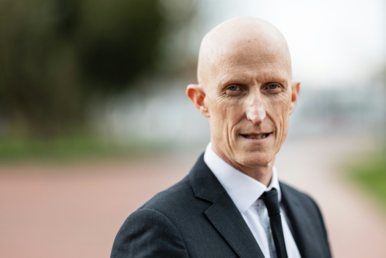 L’entrepreneur Timothée Durand, seul candidat au rachat du fabricant de verrerie Arc, devant le tribunal de commerce métropolitain de Lille à Tourcoing, le 10 mars 2026 dans le Nord ( AFP / Sameer Al-DOUMY )