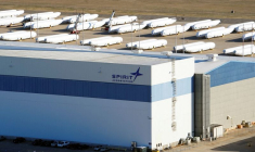 Des fuselages d'avions destinés à l'usine de production du 737 Max de Boeing attendent leur expédition au siège de Spirit AeroSystems à Wichita, Kansas