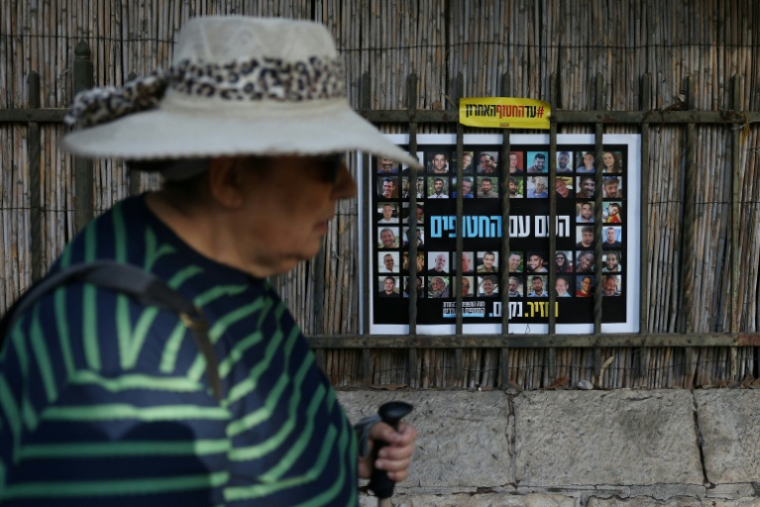 Portraits d'otages retenus dans la bande de Gaza, à Jérusalem le 28 septembre 2025 ( AFP / HAZEM BADER )