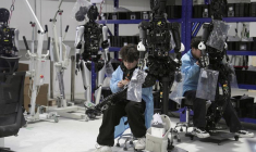 Des ingénieurs travaillent sur des robots humanoïdes dans une usine Agibot à Shanghai