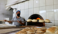 Un employé égyptien travaille devant un four dans une boulangerie de Ryad, le 14 août 2025, pendant la chaleur estivale accablante ( AFP / Fayez Nureldine )