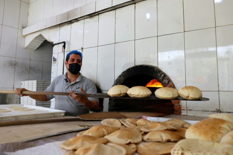 Un employé égyptien travaille devant un four dans une boulangerie de Ryad, le 14 août 2025, pendant la chaleur estivale accablante ( AFP / Fayez Nureldine )