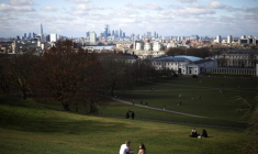 CORONAVIRUS: LA MOITIÉ DES ADULTES VACCINÉS EN GRANDE-BRETAGNE