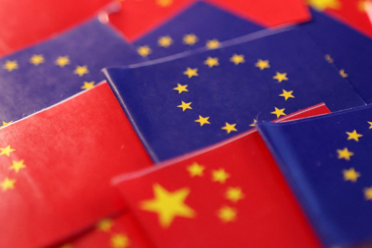 L'illustration montre les drapeaux de l'UE et de la Chine