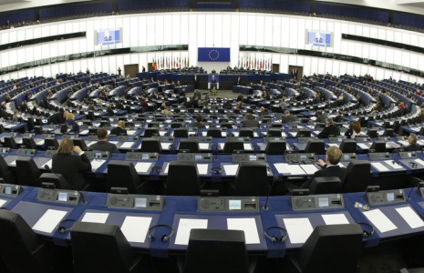 Des membres du Parlement européen assistent à une cérémonie pour célébrer le 10e anniversaire de la monnaie commune