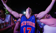 Des supporters célèbrent le titre des Knicks en NBA à Central Park, à New York, le 13 juin 2026 ( AFP / kena betancur )