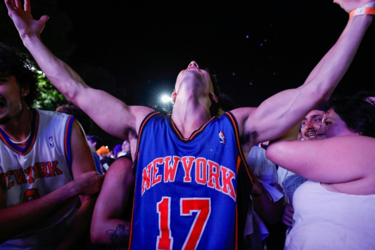 Des supporters célèbrent le titre des Knicks en NBA à Central Park, à New York, le 13 juin 2026 ( AFP / kena betancur )