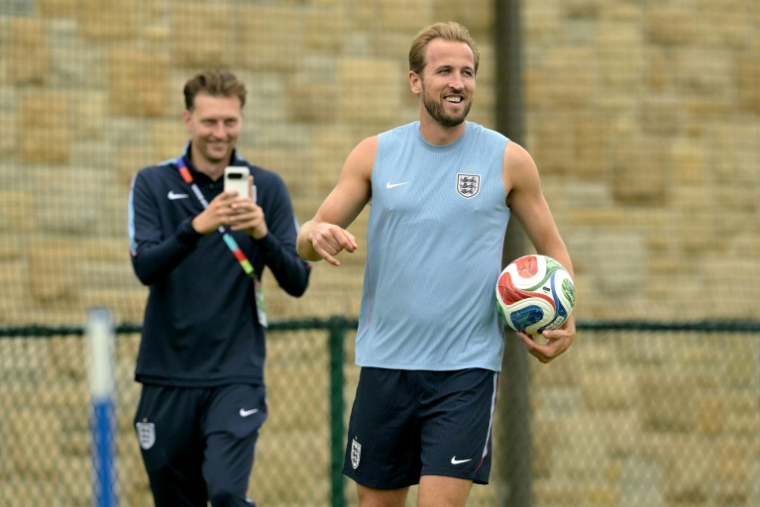 Harry Kane sourit lors d'un entraînement de l'équipe d'Angleterre, le 22 juin 2026 à Kansas City ( AFP / JUAN MABROMATA )