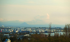 Vue de Reykjavik où une éruption volcanique a eu lieu sur la péninsule de Reykjanes, en Islande