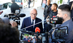 Le maire de Nice, Eric Ciotti (C), sur les lieux de la fusillade dans le quartier niçois des Moulins, le 11 mai 2026 ( AFP / Frederic DIDES )