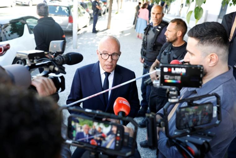 Le maire de Nice, Éric Ciotti, s'adresse à la presse sur les lieux où deux personnes ont été tuées et trois autres blessées lors d'une fusillade dans le quartier des Moulins à Nice, le 11 mai 2026 ( AFP / Frederic DIDES )