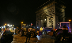 Des agriculteurs au volant de leurs tracteurs sont garés devant l'Arc de Triomphe à Paris pour protester contre l'accord du Mercosur, le 8 janvier 2026 ( AFP / Alain JOCARD )