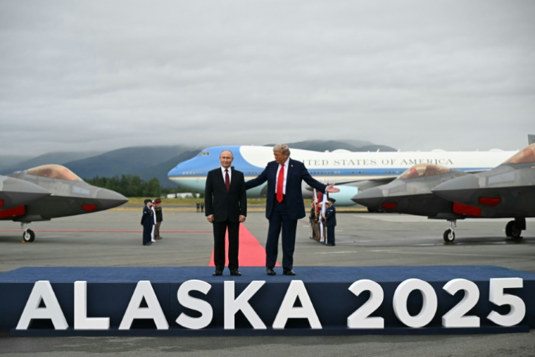Le président américain Donald Trump (d) et son homologue russe Vladimir Poutine à la base militaire Elmendorf-Richardson en Alaska, le 15 août 2025 ( AFP / ANDREW CABALLERO-REYNOLDS )