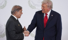 Shahbaz Sharif et Donald Trump à Charm el-Cheikh, en Egypte, le 13 decembre 2025. ( POOL / EVAN VUCCI )