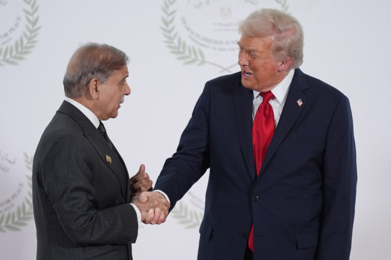 Shahbaz Sharif et Donald Trump à Charm el-Cheikh, en Egypte, le 13 decembre 2025. ( POOL / EVAN VUCCI )