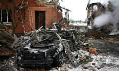 Une carcasse de voiture calcinée après une attaque aérienne à Sofiivska Borshchagivka, dans la région de Kiev, le 22 février 2026 ( AFP / Henry Nicholls )