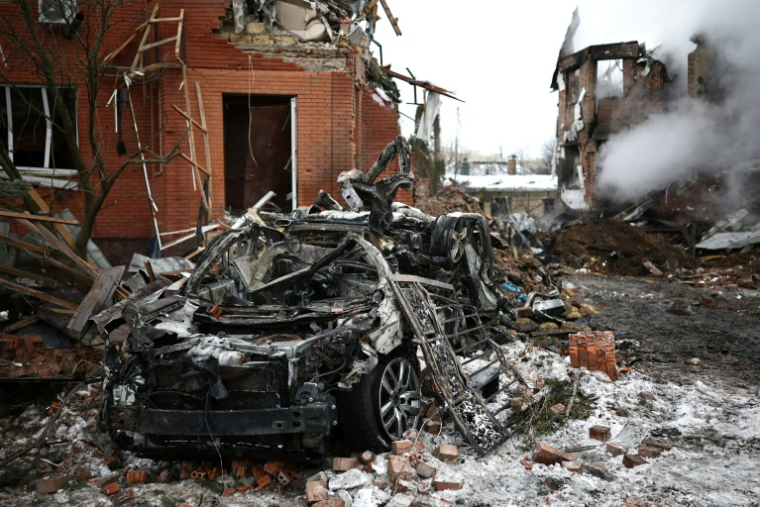 Une carcasse de voiture calcinée après une attaque aérienne à Sofiivska Borshchagivka, dans la région de Kiev, le 22 février 2026 ( AFP / Henry Nicholls )