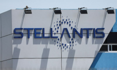 Le logo de Stellantis dans l'une de ses usines d'assemblage à Toluca