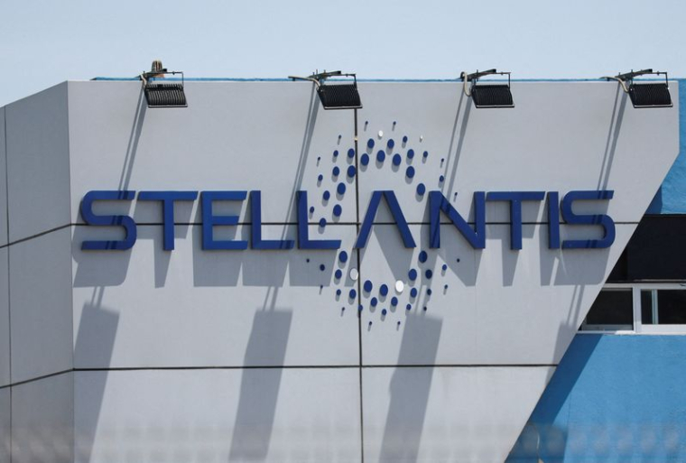 Le logo de Stellantis dans l'une de ses usines d'assemblage à Toluca