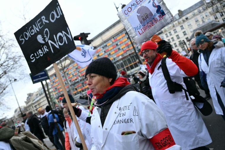 Manifestation de médecins libéraux contre une "dérive autoritaire" qui menace selon eux leur "liberté d'exercice", le 10 janvier 2026 à Paris  ( AFP / Bertrand GUAY )