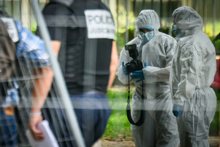 Des membres de la police scientifique recherchent des indices après qu'un jeune homme a été abattu par balle dans le quartier de la Bottière à Nantes, le 4 juin 2026 en Loire-Atlatnique ( AFP / Loic VENANCE )