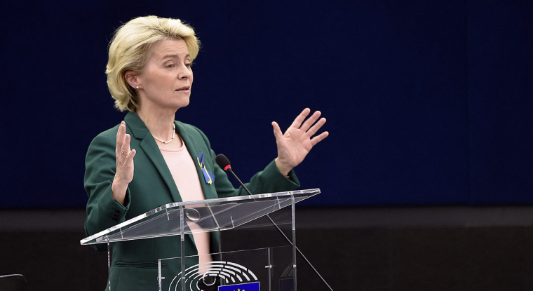 Le 5 avril, la Commission européenne, présidée par Ursula von der Leyen, a annoncé de nouvelles sanctions contre la Russie, telles que l'arrêt des importations de charbon russe et l'exclusion de quatre nouvelles banques du système Swift. (© AFP)