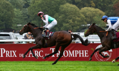 Bluestocking monté par le jockey irlandais Rossa Ryan franchit la ligne d'arrivée devant Aventure monté par le jockey Stéphane Pasquier le 6 octobre 2024 ( AFP / Anne-Christine POUJOULAT )