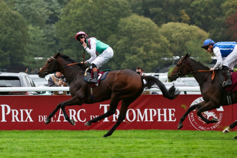 Bluestocking monté par le jockey irlandais Rossa Ryan franchit la ligne d'arrivée devant Aventure monté par le jockey Stéphane Pasquier le 6 octobre 2024 ( AFP / Anne-Christine POUJOULAT )