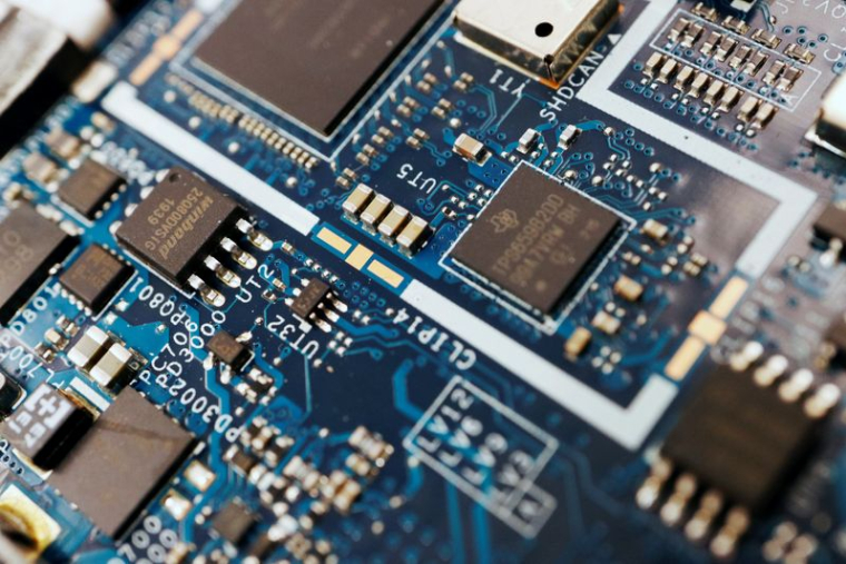 Photo d'illustration de puces semi-conductrices sur un circuit imprimé