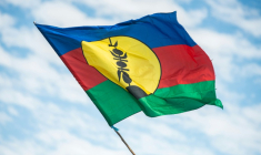 Le drapeau du FLNKS devant le sénat coutumier à Nouméa, en Nouvelle-Calédonie ( AFP / Delphine Mayeur )