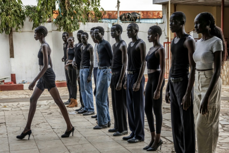 Des jeunes mannequins de l'agence Jubalicous s'entraînent à défiler lors d'une séance de formation dans un hôtel à Juba, le 19 février 2026 au Soudan du Sud ( AFP / Luis TATO )