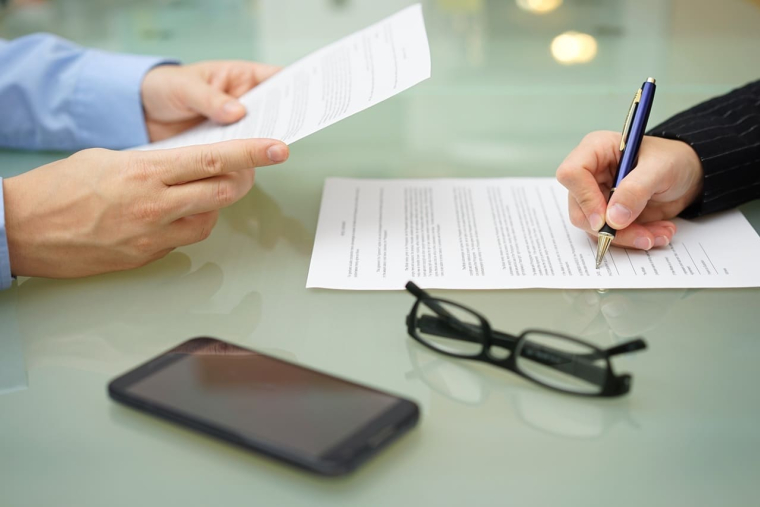 Quels mécanismes permettent et encadrent la procuration bancaire ? (Crédits photo : Adobe Stock)
