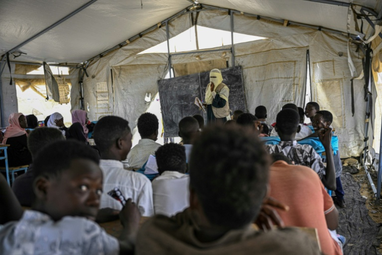 Des élèves assistent à un cours dans une école primaire d'un camp de personnes déplacées en partenariat avec l'Unicef, près de Port-Soudan, le 26 avril 2026 au Soudan ( AFP / Khaled DESOUKI )