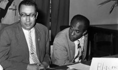 L'Algérien M'Hamed Yazid (G) et Frantz Fanon représentent le FLN et l'Algérie en lutte pour l'indépendance lors de la Conférence des peuples africains à Léopoldville le 27 août 1960 ( UPI / - )
