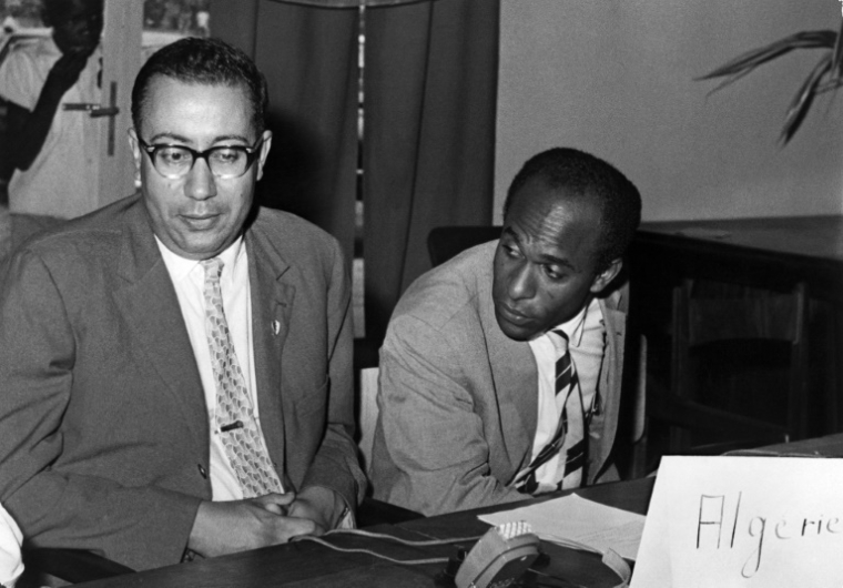 L'Algérien M'Hamed Yazid (G) et Frantz Fanon représentent le FLN et l'Algérie en lutte pour l'indépendance lors de la Conférence des peuples africains à Léopoldville le 27 août 1960 ( UPI / - )