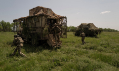 Des militaires ukrainiens à l'entraînement en Ukraine, le 6 juin 2025. ( AFP / FLORENT VERGNES )