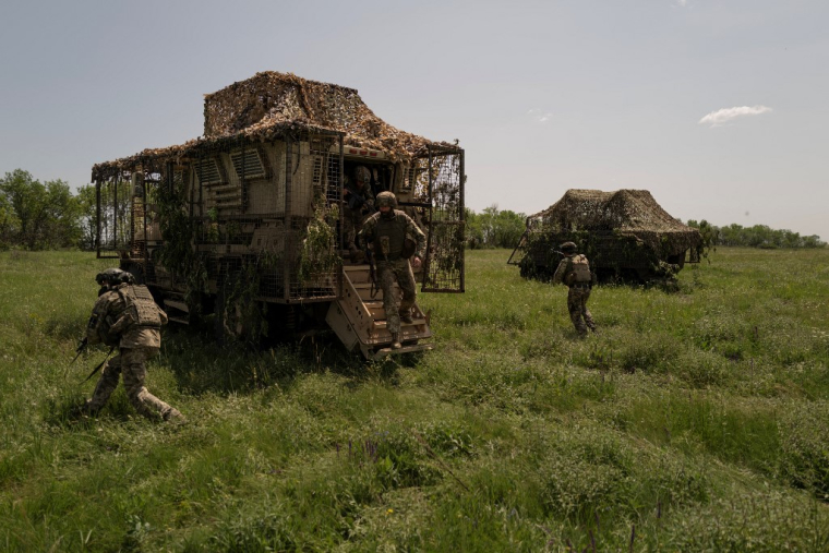 Des militaires ukrainiens à l'entraînement en Ukraine, le 6 juin 2025. ( AFP / FLORENT VERGNES )