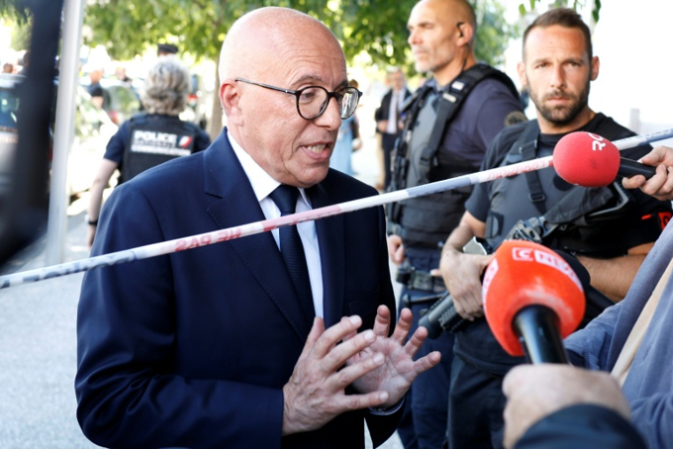 Le maire de Nice, Éric Ciotti, sur les lieux d'une fusillade dans le quartier des Moulins à Nice, le 11 mai 2026 ( AFP / Frederic DIDES )